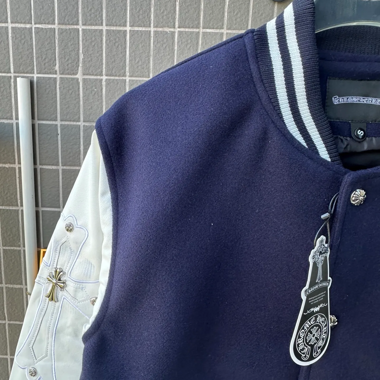 P370 Model No.: TT110 Chromehearts/Cro Heart Cross Embroidered Letters Leather Sleeves Spliced ​​Baseball Jacket Channel Boutique The most popular baseball jacket among fashionable men and fashionable women. There are versions at all levels in the market (you must compare the details). The most powerful quality control has been producing and researching baseball uniforms for 7 years. The details are exquisite. With it, you are the most beautiful boy in the world. The paint-coated full-face four-button buckle (button with LOGO), the average weight of the fabric is nearly 900 grams, and it is made of wool + eyeliner blended, custom-woven and dyed wool with high color fastness. The lining is made of silky and delicate cupro fiber! The texture is thick, the color is more uniform and beautiful, and the sharp edges and corners are full of three-dimensionality, showing laziness, casualness, and youthful vitality! Color: Black Navy Size: S-XL